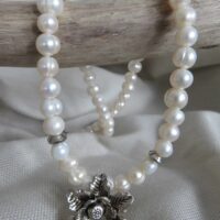 Diese wunderschöne Trachten Kette ist aus Süßwasserperlen gefertigt und passt zu jeder Tracht.